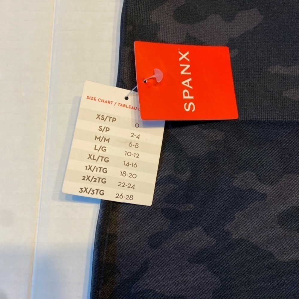 NWT Spanx Women's Black Camo Slimming Pull on Bike Shorts Yoga Hiking Athletic - Picture 3 of 4